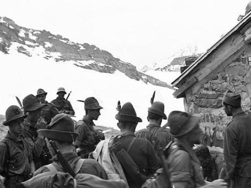 schweizer-und-italiensche-soldaten-auf-chaltwasserpass.jpg